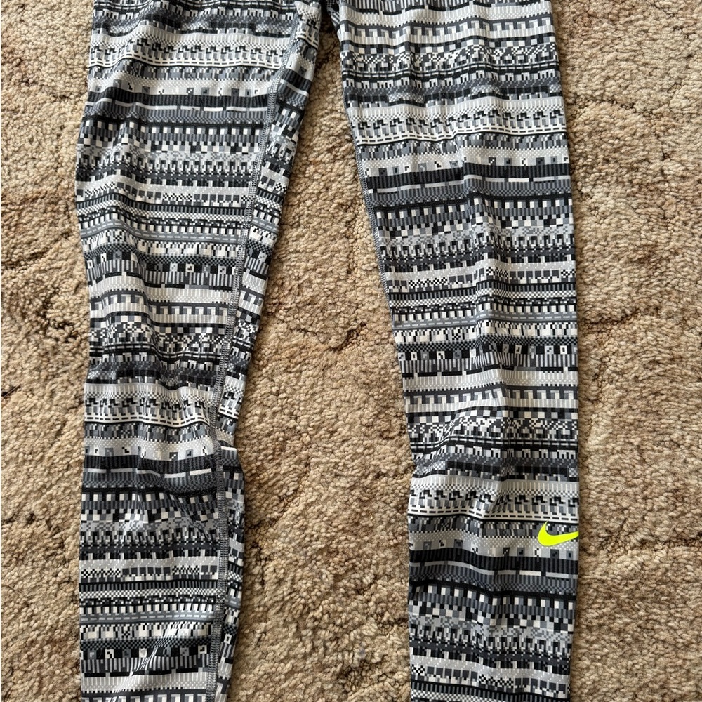Nike Women's Patterned Leggings - Black, Gray, and Yellow